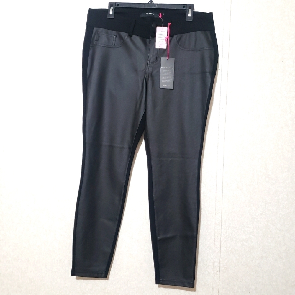 NEW...TORRID..Women's Black faux leather jeggings...size:16